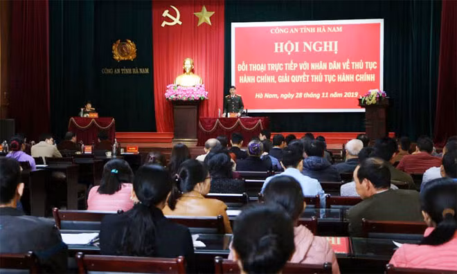 Đông đảo người dân tham gia cuộc đối thoại.