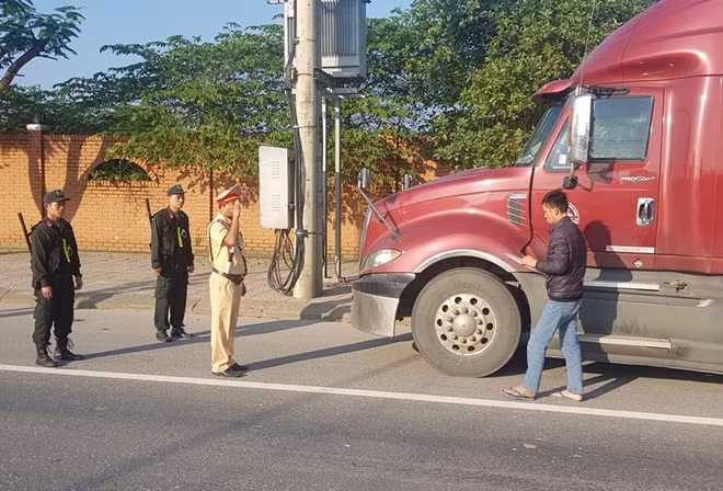 Lực lượng CSGT, Công an tỉnh Quảng Trị phối hợp các phòng nghiệp vụ kiểm tra, xử lý tài xế ôtô vi phạm về nồng độ cồn và chất kích thích.