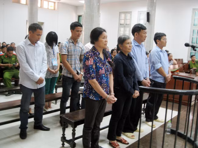 Bị cáo Hùng (thứ 2 từ phải sang, hàng đầu) và đồng phạm tại phiên xử ngày 18- 7.