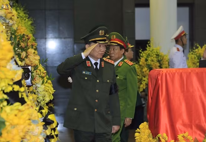 Thượng tướng Tô Lâm, Ủy viên Bộ Chính trị, Bí thư Đảng ủy Công an Trung ương, Bộ trưởng Bộ Công an viếng đồng chí Đỗ Mười. (Ảnh: Nhan Sáng/TTXVN).