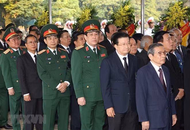 Các đoàn chuẩn bị vào viếng nguyên Tổng Bí thư Đỗ Mười. (Nguồn: TTXVN).