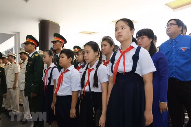 Cán bộ, chiến sỹ, đoàn viên thanh niên và các cháu thiếu nhi các tỉnh, thành phố phía Nam viếng nguyên Tổng Bí thư Đỗ Mười tại Hội trường Thống Nhất, Thành phố Hồ Chí Minh. (Ảnh: Thanh Vũ/TTXVN).