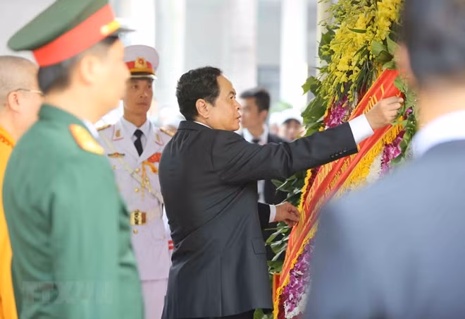 Chủ tịch Ủy ban Trung ương Mặt trận Tổ quốc Việt Nam Trần Thanh Mẫn sửa lại vòng hoa chuẩn bị vào nguyên Tổng Bí thư Đỗ Mười. (Nguồn: TTXVN).