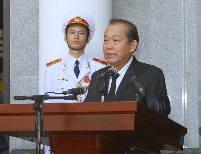 Đồng chí Trương Hòa Bình, Ủy viên Bộ Chính trị, Phó Thủ tướng Thường trực Chính phủ, Trưởng Ban Tổ chức Lễ tang đọc danh sách Ban Lễ tang nguyên Tổng Bí thư Đỗ Mười và tuyên bố bắt đầu Lễ viếng. (Ảnh: Doãn Tấn/TTXVN).