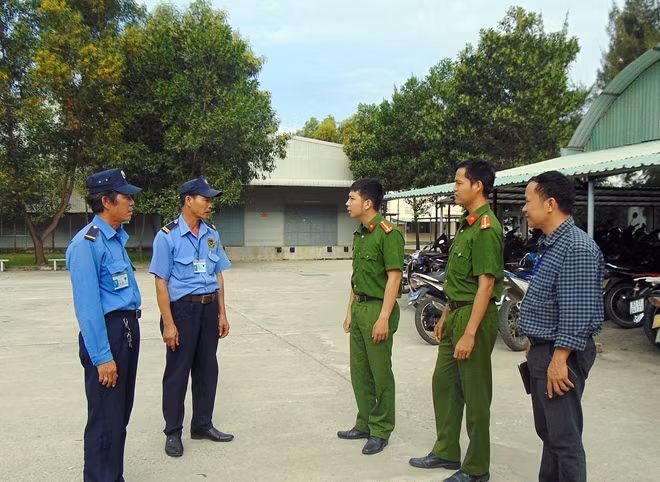 Cán bộ, chiến sĩ Đồn Công an KCN Hòa Khánh - Liên Chiểu trao đổi tình hình ANTT với đại diện doanh nghiệp.
