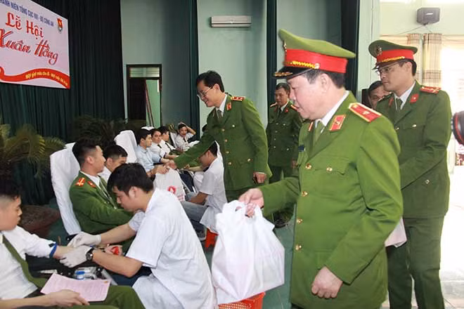Lãnh đạo Tổng cục VIII tặng quà các đoàn viên, thanh niên tham gia hiến máu nhân đạo.