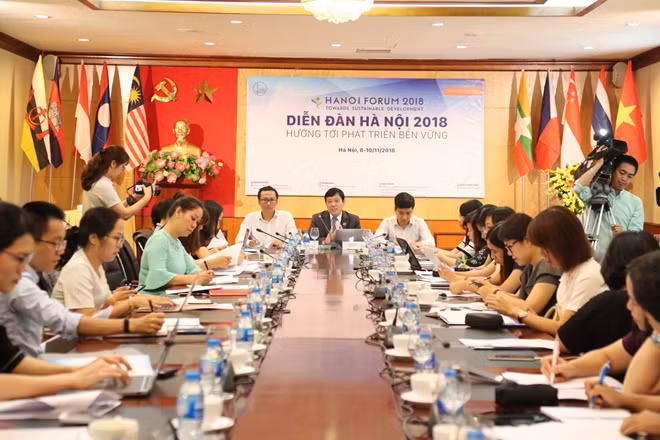 Giáo sư Mai Trọng Nhuận (giữa) đang chủ trì họp báo Diễn đàn Hà Nội 2018