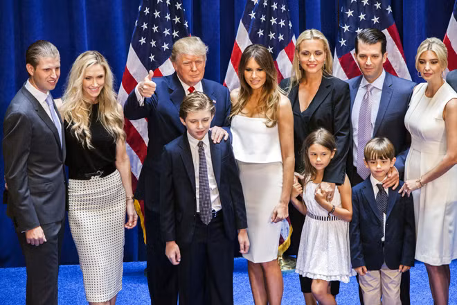 Ðại gia đình của tổng thống đắc cử Donald Trump gồm 5 con đẻ, 3 con dâu, rể và 8 cháu.