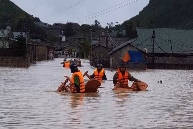CBCS Công an tỉnh Lai Châu giúp dân di dời tài sản trong lũ dữ.
