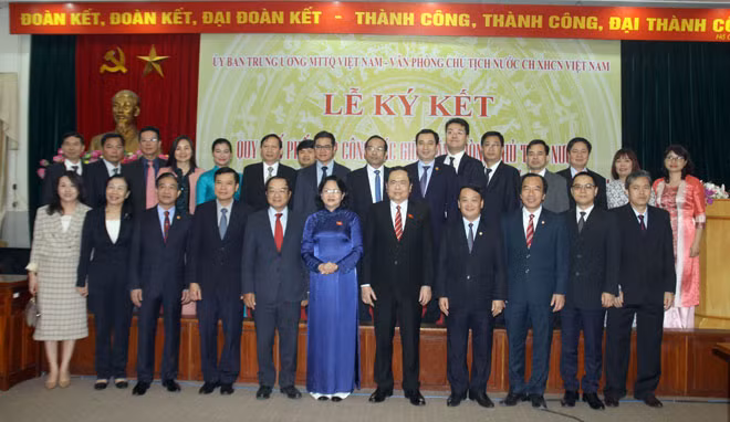 Phó Chủ tịch nước Đặng Thị Ngọc Thịnh, đồng chí Trần Thanh Mẫn và các đại biểu tại Lễ ký kết.