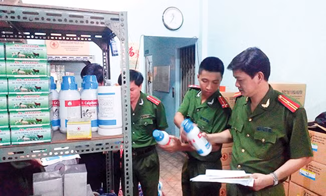 Cán bộ, chiến sĩ Cục C46 phối hợp với lực lượng chức năng đột kích cơ sở sản xuất thuốc thú y chui tại TP Hồ Chí Minh. Cán bộ, chiến sĩ Cục C46 phối hợp với lực lượng chức năng đột kích cơ sở sản xuất thuốc thú y chui tại TP Hồ Chí Minh.