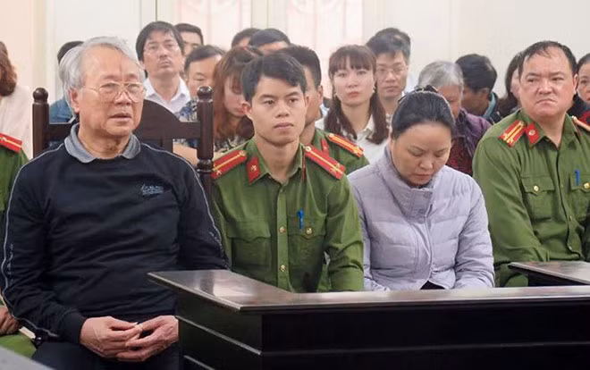 Hai bị cáo Cường và Thương tại phiên tòa sơ thẩm.