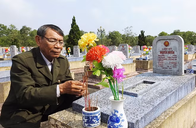 Người thương binh Phan Tư Kỳ chăm sóc, hương khói cho đồng đội tại Nghĩa trang liệt sĩ xã Triệu Trạch.
