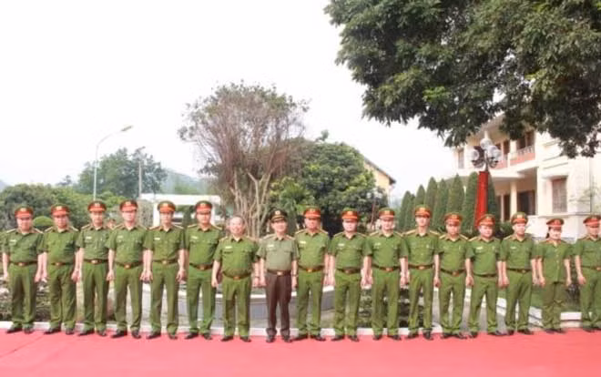 Thứ trưởng Nguyễn Văn Sơn với CBCS Trại giam Quyết Tiến.