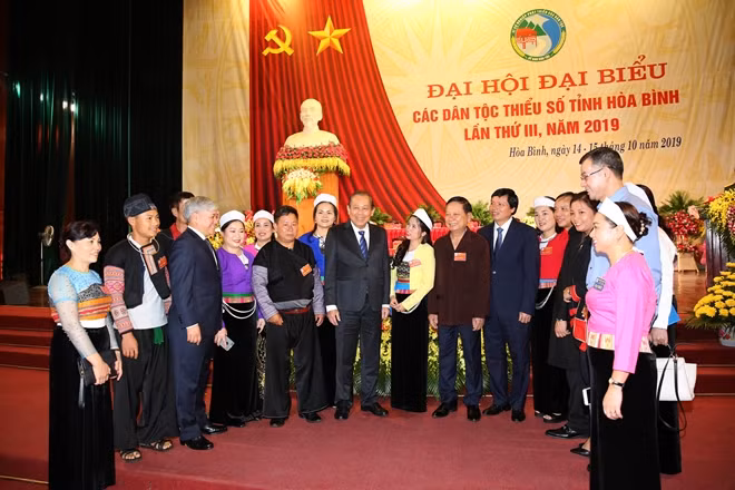 Phó Thủ tướng Trương Hòa Bình chụp ảnh lưu niệm và nói chuyện cùng đại biểu tham dự Đại hội. Ảnh: VGP/Lê Sơn