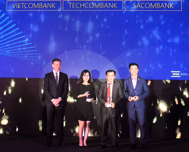 Anh Đặng Công Hoàn, thứ 2 từ phải sang, đại diện Techcombank nhận giải.