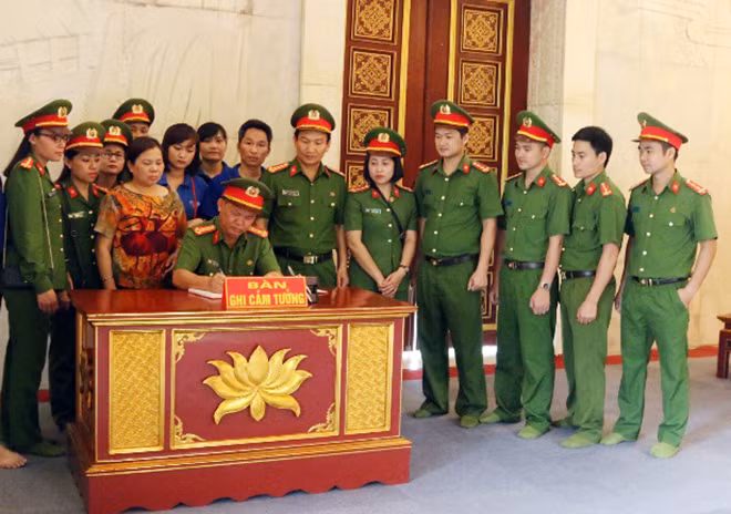 Lãnh đạo và cán bộ chiến sỹ Trường Trung cấp Cảnh sát vũ trang ghi lưu niệm tại Nhà tưởng niệm Chủ tịch Hồ Chí Minh ở Pác Bó, Cao Bằng.