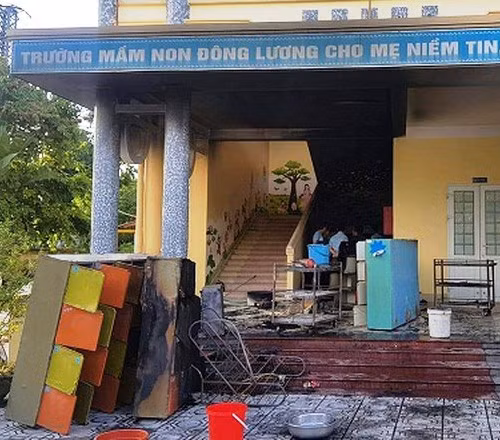Nhiều đồ dùng học tập bị cháy, hư hỏng.