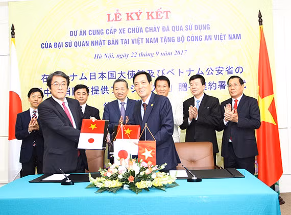 Bộ trưởng Tô Lâm và Đại sứ Sugi Ryot chứng kiến Lễ kí kết dự án cung cấp xe chữa cháy của Đại sứ quán Nhật Bản tại Việt Nam tặng Bộ Công an Việt Nam.
