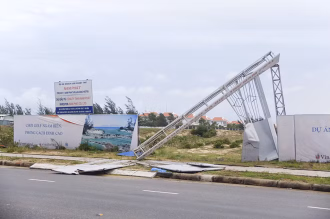 Nhiều bảng quảng cáo, rào chắn trên tuyến đường Sơn Trà – Điện Ngọc thị thổi tung.