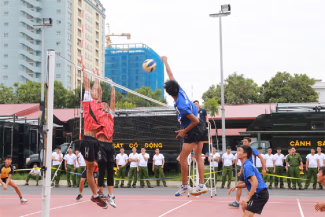 Màn tranh tài gay cần giữa hai đội thi Trung đoàn CSCĐ Đông Nam Bộ và Tiểu đoàn Cảnh sát Đặc nhiệm 3.