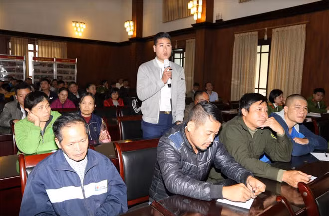 Người dân phát biểu tại cuộc đối thoại.