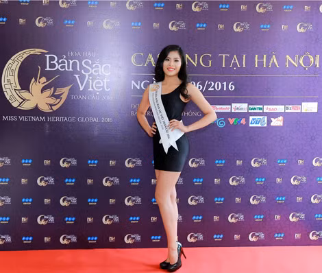 Các thí sinh trong phần thi tạo dáng trước ống kính.