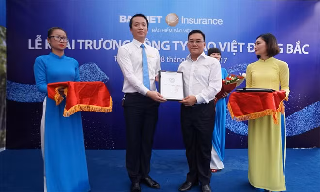 Ông Đỗ Trường Minh - Quyền Tổng Giám đốc Tổng Công ty Bảo hiểm Bảo Việt trao Giấy phép điều chỉnh thành lập công ty của Bộ Tài Chính cho Ông Nguyễn Mạnh Cường - Phụ trách Công ty Bảo Việt Đông Bắc.
