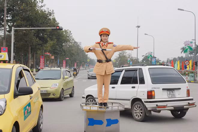 Nữ chiến sĩ CSGT tỉnh Nghệ An điều tiết giao thông vào Tết Mậu Tuất