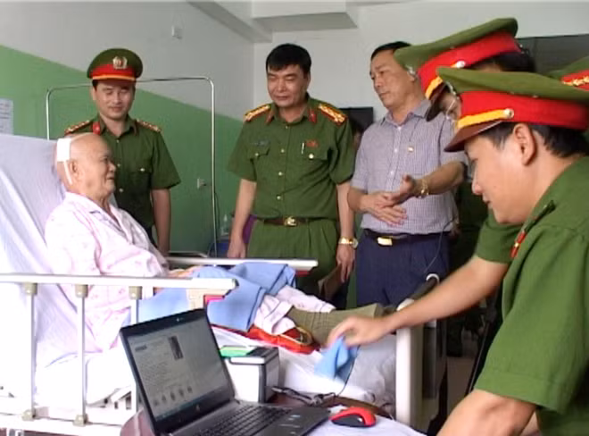 Cán bộ Cảnh sát QLHC về TTXH Công an tỉnh Thanh Hóa đến tận giường bệnh làm thủ tục cấp căn cước công dân cho người dân.