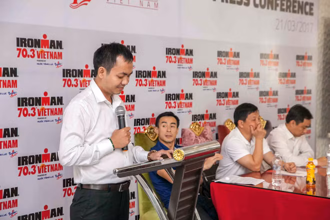Ông Nguyễn Văn Tùng, Đại diện nhãn hàng Nước tăng lực Number 1 tại buổi họp báo giới thiệu Ironman 70.3 năm 2017.