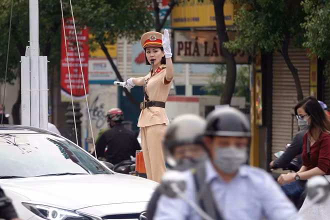 Ðại úy CSGT Vũ Lan Anh đã 10 năm không được đón giao thừa cùng gia đình.