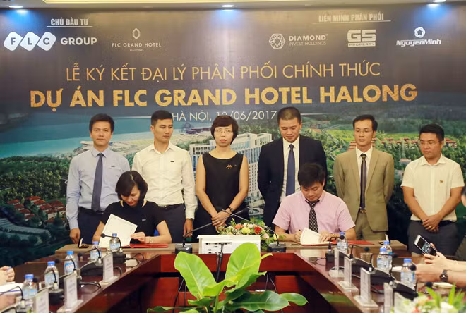 Đại diện Tập đoàn FLC ký hợp đồng với các nhà phân phối dự án.