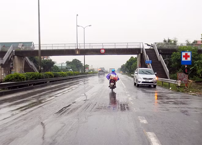 Tình trạng các phương tiện đi ngược chiều trên QL5 đang diễn ra phổ biến.