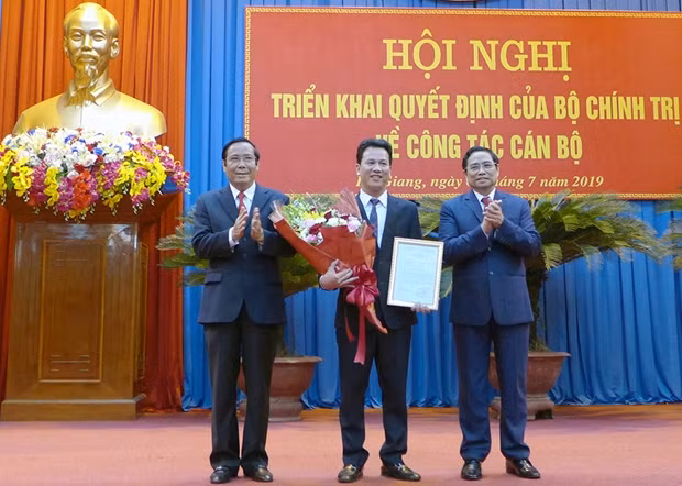 Lãnh đạo Ban Tổ chức Trung ương trao quyết định và chúc mừng đồng chí Đặng Quốc Khánh.