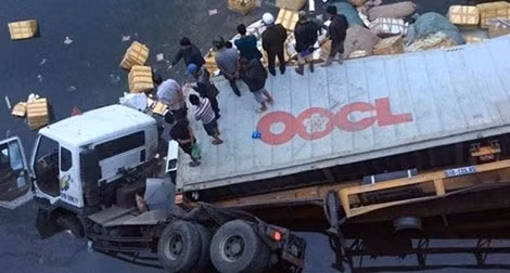 Container tông vào lan can cầu, rơi xuống sông, một người chết