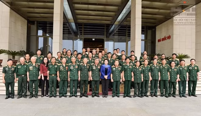 Chủ tịch Quốc hội Nguyễn Thị Kim Ngân và các cựu chiến binh của Quân đoàn 2. Ảnh: Quochoi.vn