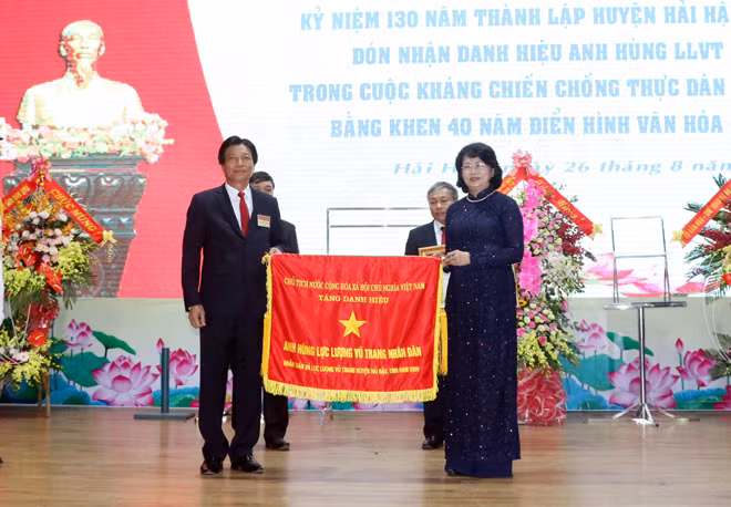 Phó Chủ tịch nước Đặng Thị Ngọc Thịnh trao danh hiệu Anh hùng Lực lượng vũ trang nhân dân trong cuộc kháng chiến chống thực dân Pháp xâm lược cho nhân dân và cán bộ huyện Hải Hậu (Nam Định). Ảnh: TTXVN