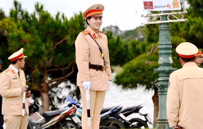 Nữ chiến sĩ CSGT tỉnh Lâm Ðồng với nụ cười thân thiện.