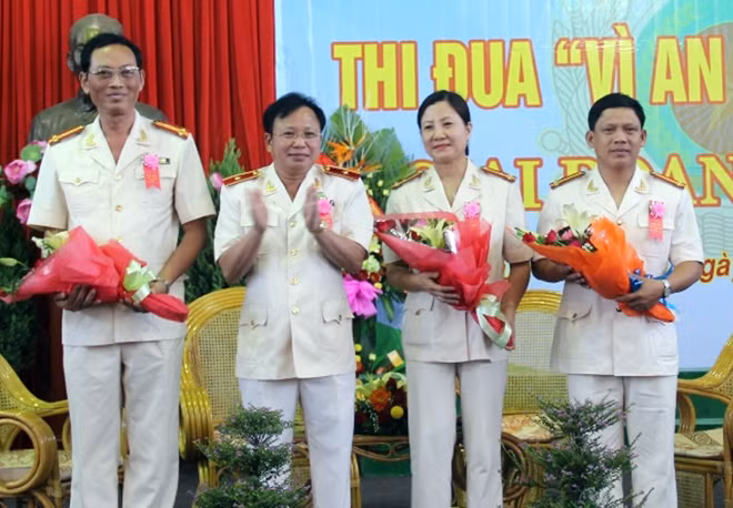 Trung tá Phan Thế Hùng (góc phải ngoài cùng), gương điển hình tiên tiến trong phong trào thi đua Vì an ninh Tổ quốc.