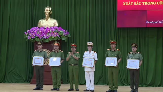 Ban Giám đốc Công an TP Hồ Chí Minh trao khen thưởng các cá nhân, tập thể.