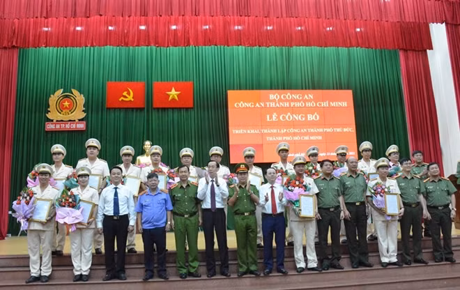 Các đại biểu chúc mừng Ban chỉ huy Công an TP Thủ Đức.