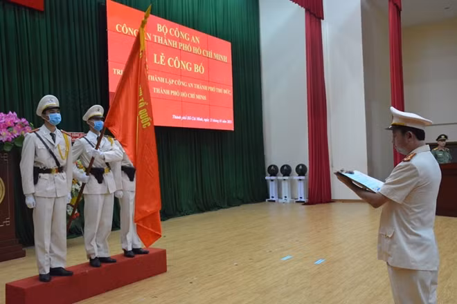Đại tá Nguyễn Hoàng Thắng, Trưởng Công an TP Thủ Đức, tuyên thệ.