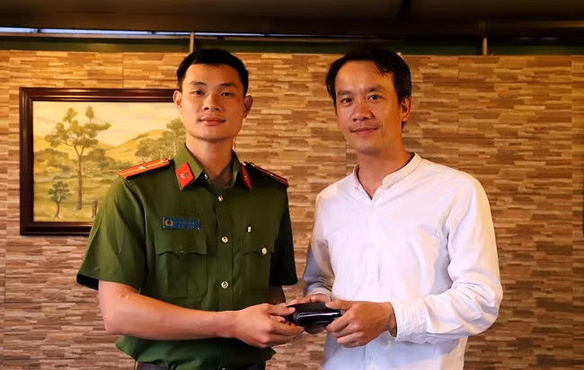 Thiếu úy Đào Bá Đoàn thay mẹ trả lại tài sản cho người đánh rơi