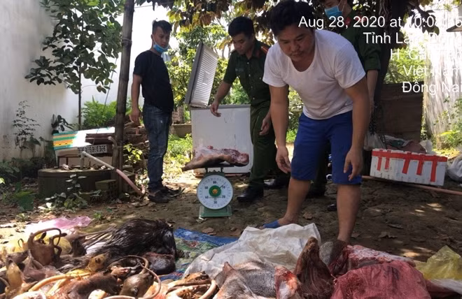 Ông Nguyễn Văn Thành (áo trắng) vào thời điểm Công an phát hiện vụ việc