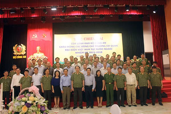 Lãnh đạo Bộ Công an và Bộ Ngoại giao chụp ảnh lưu niệm với các tân Đại sứ, Tổng Lãnh sự mới được bổ nhiệm.