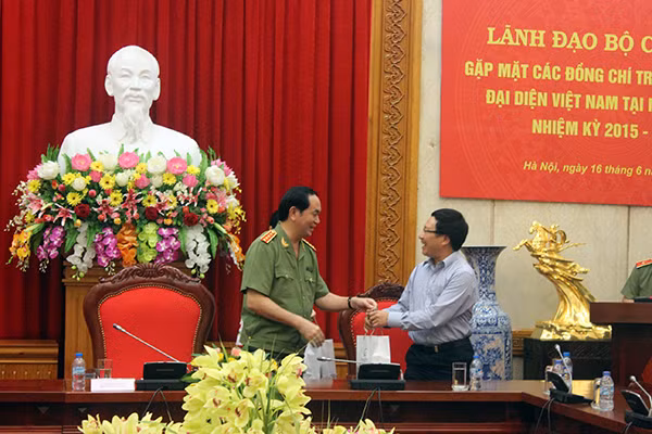 Bộ trưởng Trần Đại Quang tặng quà lưu niệm Phó Thủ tướng, Bộ trưởng Bộ Ngoại giao Phạm Bình Minh.