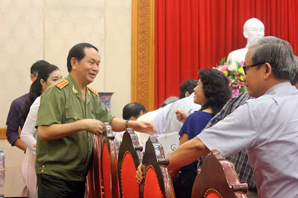 Bộ trưởng Trần Đại Quang trao quà lưu niệm cho các tân Đại sứ và Tổng lãnh sự mới được bổ nhiệm. Ảnh: Thu Phương.