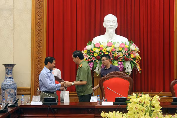 Bộ trưởng Trần Đại Quang trao quà lưu niệm cho Thứ trưởng Bộ Ngoại giao Bùi Thanh Sơn.