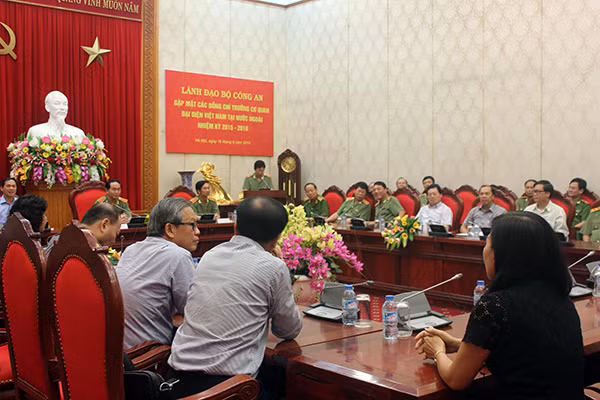 Chiều 16/6, tại Hà Nội, Đại tướng Trần Đại Quang, Bộ trưởng Bộ Công an đã chủ trì buổi tiếp, gặp mặt các Đại sứ, Tổng Lãnh sự mới được Chủ tịch nước bổ nhiệm làm Trưởng các cơ quan đại diện của Việt Nam ở nước ngoài nhiệm kỳ 2015-2018. Ảnh: Thu Phương.